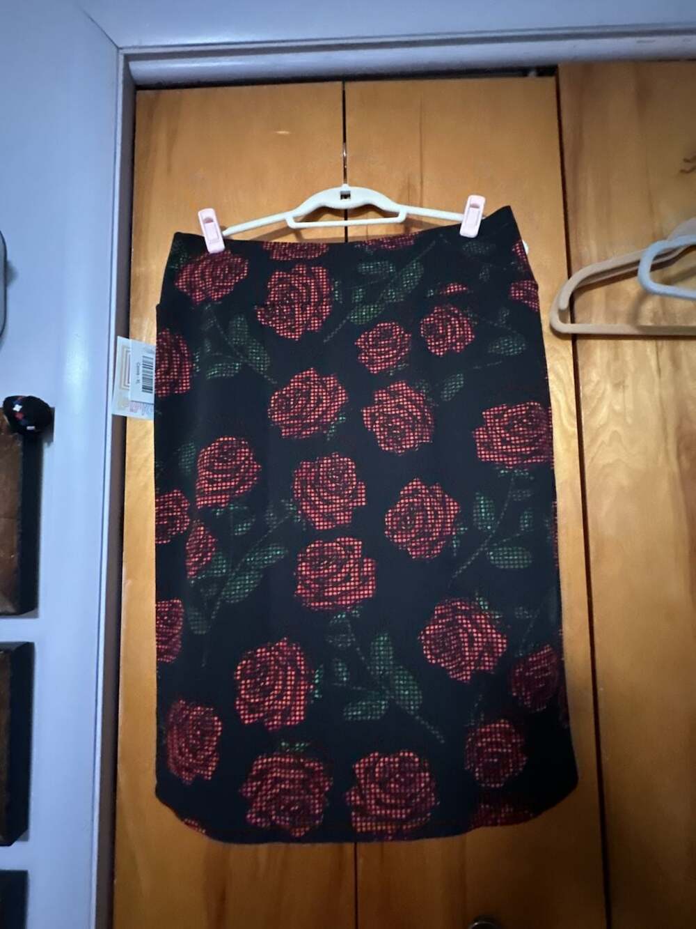 LuLaRoe Cassie Skirt Size XL Black Red Roses Pencil Midi